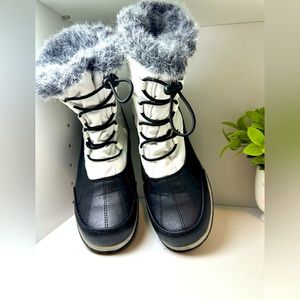 Cute barely used woman’s winter boot.